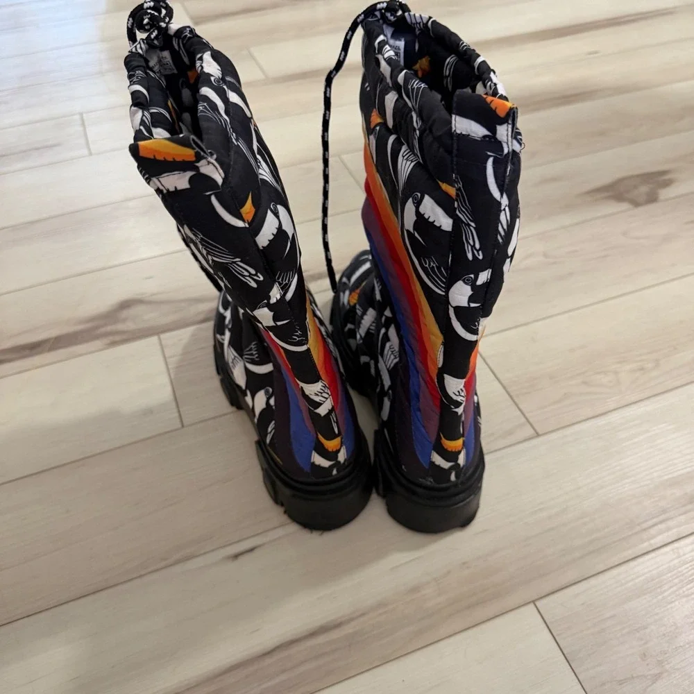 Farm‎ Rio Graphic Toucans Puffy Tall Boots Rainbow Quilted Snow Boots Black 9.5